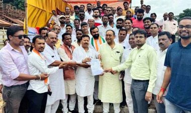 देवेंद्र यादव की गिरफ्तारी के खिलाफ बारिश के बीच कांग्रेस पार्टी का  हल्ला बोल, धरना प्रदर्शन कर सौपा ज्ञापन. फर्जी केस में फंसाने का लगाया आरोप