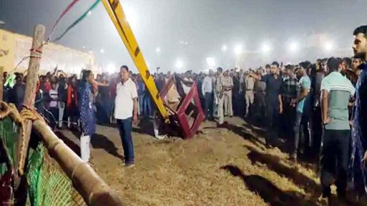 रावण दहन से पहले हादसा, अचानक क्रेन मशीन गिरने से पिता और ढाई साल की मासूम बच्ची घायल, टूट गए दोनो पैर, दोनों अस्पताल में भर्ती