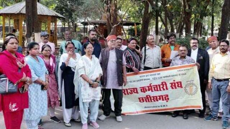रायपुर में राज्य कर्मचारी संघ के आव्हान पर प्रभारबाद को समाप्त करने की मांग को लेकर कलेक्टर को सौंपा गया ज्ञापन