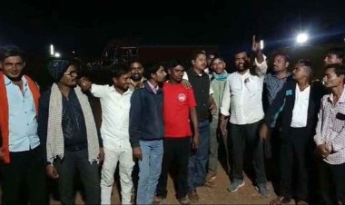 खरीदी केंद्र में धान तौलने में सामने आई गड़बड़ी, प्रभारी व्यवस्थापक ने स्वीकार की धांधलेबाजी, किसानों ने जमकर किया प्रदर्शन