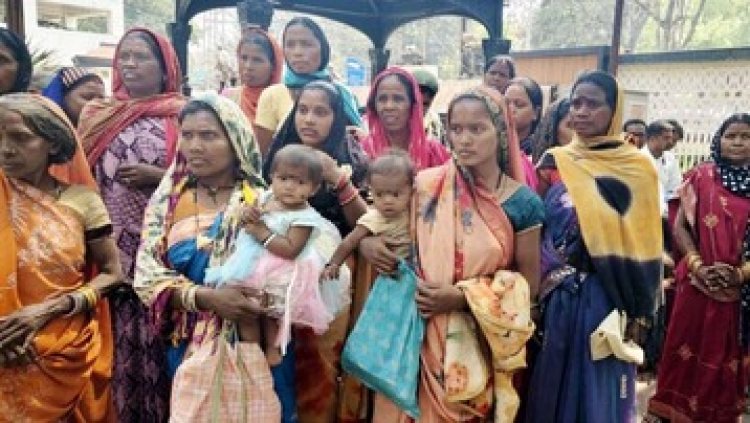लोन घोटाला में पुलिस पर लगे आरोप, 400 गरीब महिलाओं से करोड़ की ठगी, मचा हाहाकार, पूर्व जनपद सदस्य का गैंग फरार, कार्रवाई की मांग