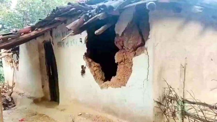 हाथियों की दहशत में ग्रामीण, कच्चा मकान तोड़ा, परिजनों ने अंधेरे में भागकर बचाई जान, सुबह 4 बजे गांव में घुसे 20 हाथी, 4 ग्रामीणों की मौत