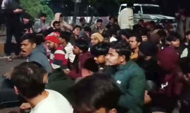 हॉस्टल मेस में खराब खाना बांटे जाने पर GGU स्टूडेंट्स ने जताया आक्रोश, कुलपति आवास का आधी रात घेराव, जमकर की नारेबाजी