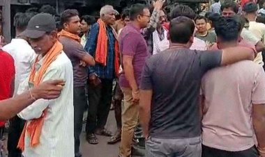 तेज रफ्तार ट्रक ने बाइक सवार 3 युवकों को कुचला, काम पर जा रहे तीनो दोस्तों की मौके पर मौत, टक्कर के बाद पलटा वाहन, 4 घंटे तक चक्काजाम