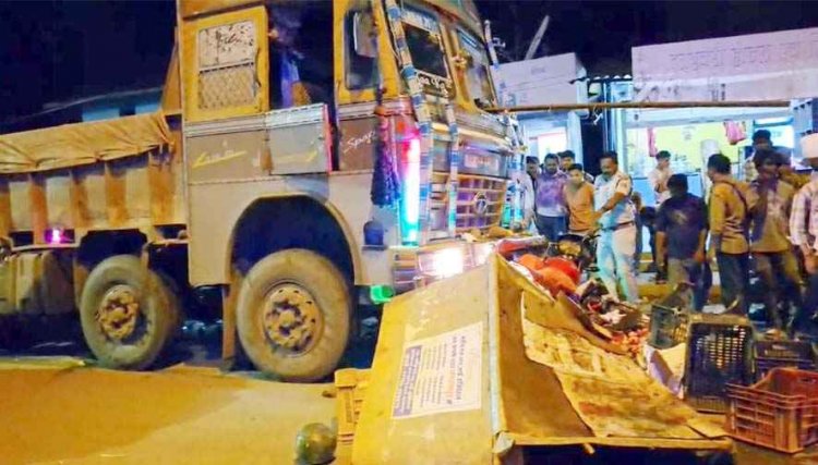 तेज रफ्तार अनियंत्रित ट्रक ने फल दुकान में घुसकर मचाया हाहाकार, एक की मौत, कई लोग घायल, घायलों को अस्पताल में कराया गया भर्ती, इलाज जारी