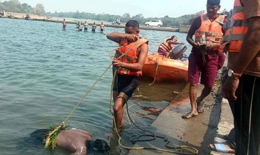 नदी में मिली अज्ञात युवक की लाश, बोट की मदद से बाहर निकाला गया शव, पहचान और जांच में जुटी पुलिस, जिले से दो मामले आए सामने