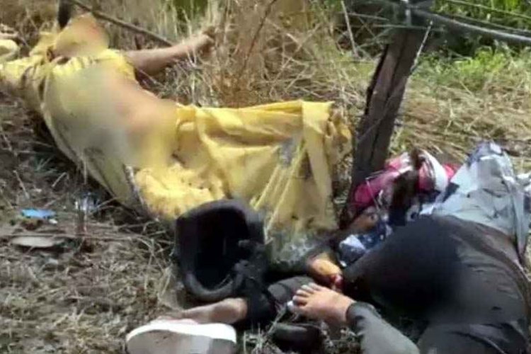 तेज रफ्तार ट्रेलर ने बाइक को मारी जोरदार टक्कर, पति&पत्नी की मौके पर मौत, एक युवती गंभीर, इलाज जारी, हादसे के बाद खेत में घुसा वाहन, पसरा मातम