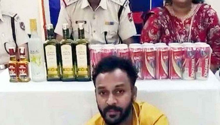 ट्रेन के एसी कोच में शराब परोस रहा अटेंडेंट, दुर्ग में हमसफर एक्सप्रेस में आरपीएफ-आबकारी ने किया गिरफ्तार, बैग से मिले व्हिस्की-वोडका और बियर