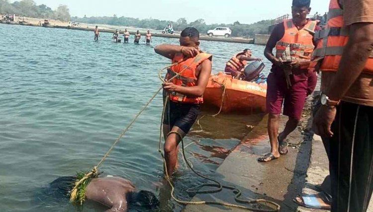 नदी में मिली अज्ञात युवक की लाश, बोट की मदद से बाहर निकाला गया शव, पहचान और जांच में जुटी पुलिस, जिले से दो मामले आए सामने