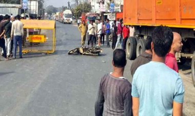 नो एंट्री के बाद दौड़ रहे तेज रफ्तार ट्रक ने बाइक सवारों को कुचला, एक युवक की दर्दनाक मौत, दूसरा गंभीर, वाहन लेकर ड्राइवर फरार, गांव में पसरा मातम