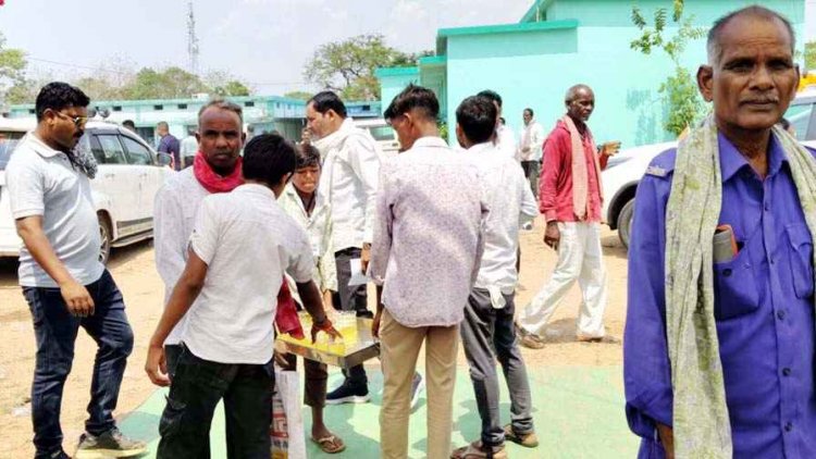 सुशासन तिहार में 'बाल श्रम' का तमाशा: मंत्री-कलेक्टर के सामने नाबालिग परोसते रहे नाश्ता-शरबत, कानून की उड़ी धज्जियां, व्यवस्था पर उठ रहे गंभीर सवाल