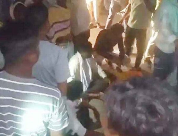अज्ञात हाईवा ने बाइक को मारी जोरदार टक्कर, युवक की मौत पर ग्रामीणों का फूटा गुस्सा, 112 वाहन और एंबुलेंस में तोड़फोड़, पुलिसकर्मी और चालक घायल
