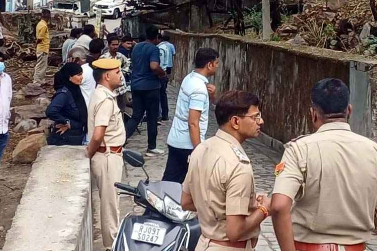 झरने के पास संदिग्ध हालत में मिला चार दिन पुराना अज्ञात युवती का नग्न शव, इलाके में फैली सनसनी, हत्या की आशंका, जांच में जुटी पुलिस और एफएसएल टीम
