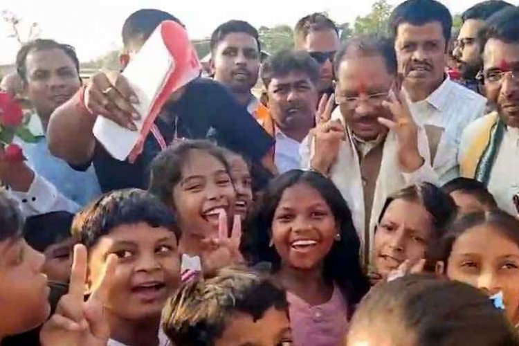 गरियाबंद में सुशासन तिहार: सीएम विष्णु देव साय ने कांग्रेस पर साधा निशाना, किसानों ने सौंपा 7-सूत्रीय मांगपत्र