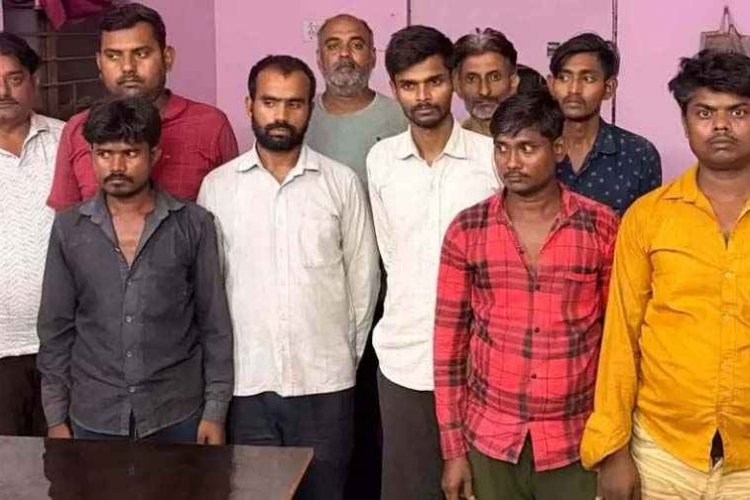 गुटखा फैक्ट्री का भंडाफोड़, वाशिंग पाउडर की आड़ में चल रहा कारोबार, टीम ने मारा छापा, 3 मशीनें जब्त, पुलिस हिरासत में 12 आरोपी, पूछताछ जारी
