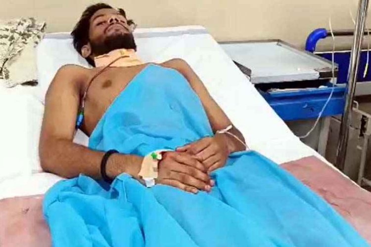 परीक्षा देकर लौट रहे एलएलबी छात्र पर दिनदहाड़े ब्लेड से जानलेवा हमला, खून से लथपथ मिला युवक, फैली सनसनी, आरोपी की तलाश में जुटी पुलिस