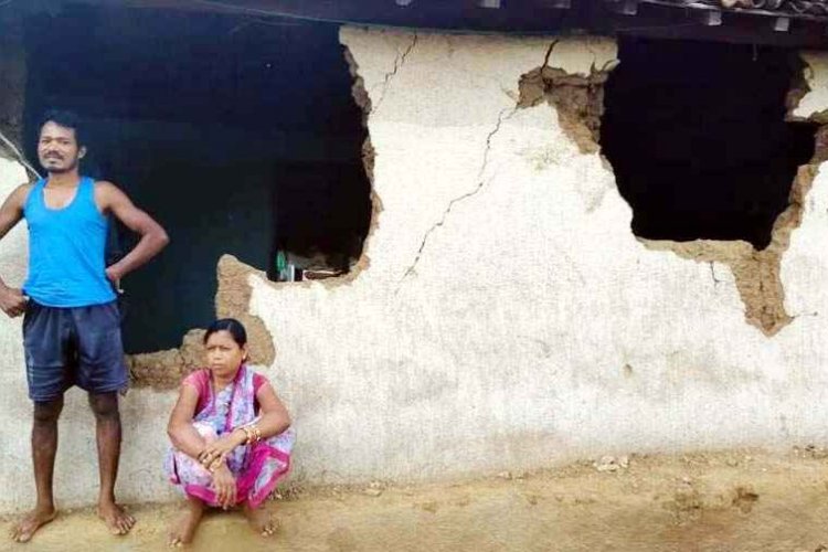 गरियाबंद में जंगली हाथियों का आतंक, कमार परिवार का घर तोड़ा, 4 दिन बाद भी नहीं पहुंचा वन विभाग, इधर मैदान से लेकर बस्ती तक बेखौफ घूम रहा भालू