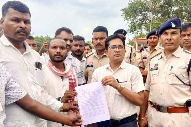 किसानों के नाम से निकाल लिया फर्जी केसीसी लोन, धान बेचकर भी नहीं मिले पैसे, 50 किसान पहुंचे कलेक्ट्रेट, कलेक्टर कार्यालय का घेराव, आंदोलन की चेतावनी