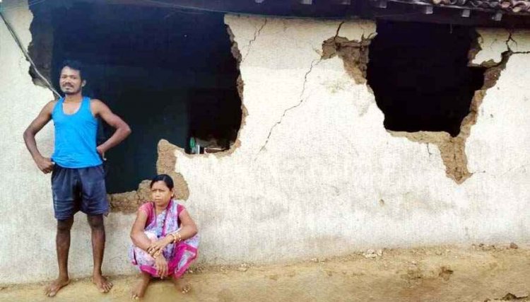 गरियाबंद में जंगली हाथियों का आतंक, कमार परिवार का घर तोड़ा, 4 दिन बाद भी नहीं पहुंचा वन विभाग, इधर मैदान से लेकर बस्ती तक बेखौफ घूम रहा भालू