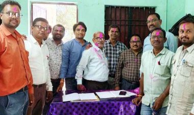 गोबरा नवापारा तहसील के राजस्व पटवारी संघ का चुनाव संपन्न, उत्तम चंद्राकर अध्यक्ष और नरेंद्र साहू बने उपाध्यक्ष, कार्यकारिणी की घोषणा