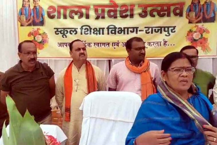 शाला प्रवेश उत्सव में भड़की विधायक, बैठक व्यवस्था पर नाराज होकर हटाया नेमप्लेट, अधिकारियों को लगाई फटकार, बच्चों का उत्सव या वीआईपी प्रोटोकॉल?