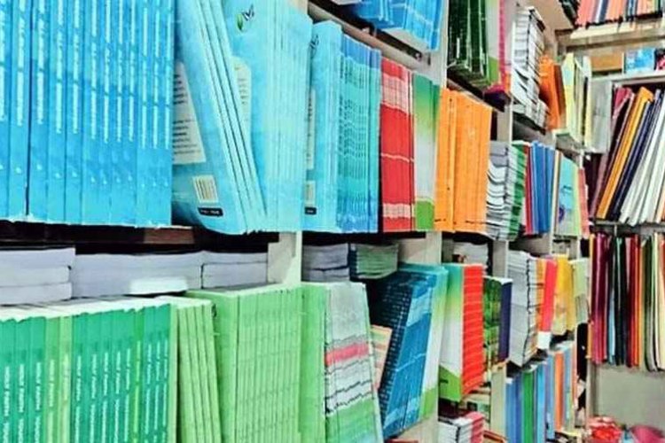 प्राइवेट स्कूलों की मनमानी: नि:शुल्क किताबें छोड़कर पैरेंट्स पर थोपी जा रही प्राइवेट पब्लिशर्स की Books, कलेक्टर ने दिया जांच का आदेश