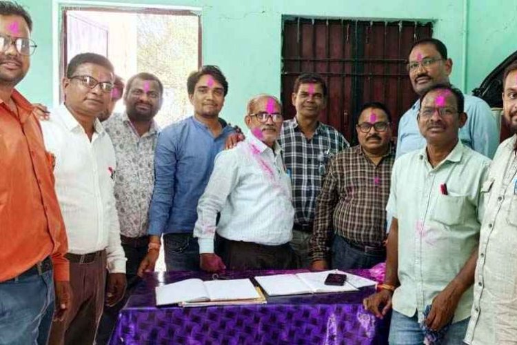 गोबरा नवापारा तहसील के राजस्व पटवारी संघ का चुनाव संपन्न, उत्तम चंद्राकर अध्यक्ष और नरेंद्र साहू बने उपाध्यक्ष, कार्यकारिणी की घोषणा