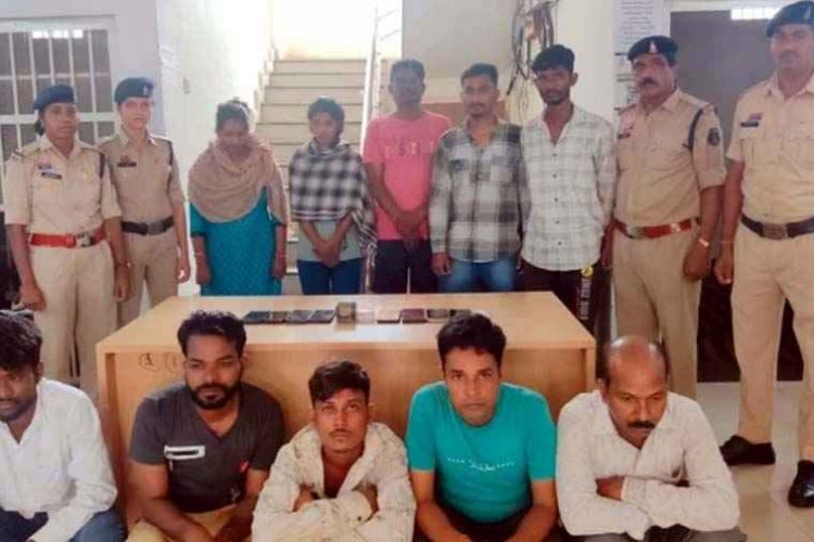 52 परियों के खिलाडियों के फड़ पर पुलिस की छापेमारी, दो सगी बहनों और सराफा व्यापारी समेत 23 जुआरी गिरफ्तार, 10 लाख रुपये और मोबाइल जब्त
