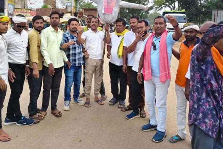 नकटी में बेदखली कार्रवाई का विरोध, मैनपुर में कांग्रेस का प्रदर्शन, CM का फूंका पुतला, पुलिस और कांग्रेसियों में जोरदार झड़प, इधर माना थाने का घेराव