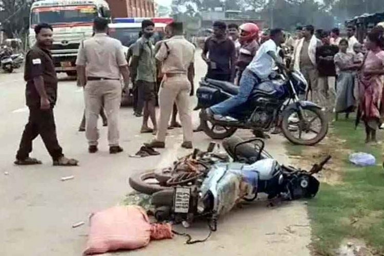 तेज रफ्तार ट्रक ने पीछे से बाइक को मारी जोरदार टक्कर, पत्नी की लाश छोड़ वाहन वाहन पकड़ने भागा पति घायल, 24 घंटे में चार लोगों की मौत