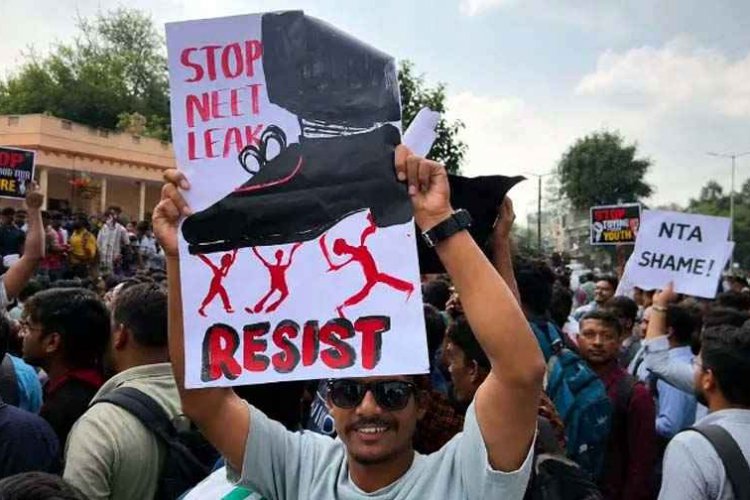 नीट पेपर लीक के खिलाफ रायपुर में भारी बारिश के बीच जोरदार प्रदर्शन, शिक्षा मंत्री धर्मेंद्र प्रधान से मांगा इस्तीफा, सोनम वांगचुक के समर्थन में लगे नारे