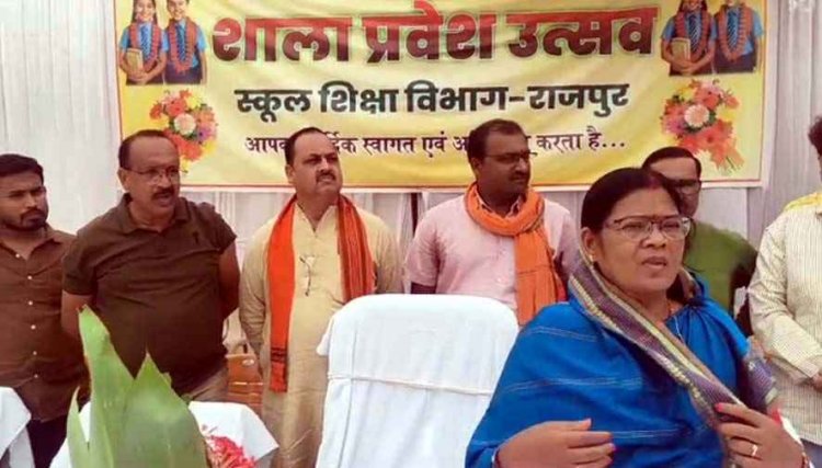 शाला प्रवेश उत्सव में भड़की विधायक, बैठक व्यवस्था पर नाराज होकर हटाया नेमप्लेट, अधिकारियों को लगाई फटकार, बच्चों का उत्सव या वीआईपी प्रोटोकॉल?