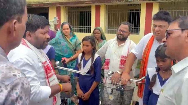 सरकारी साइकिल वितरण में गुणवत्ता पर उठे सवाल, भाजयुमो के पूर्व प्रदेश अध्यक्ष रवि भगत ने किया जांच और जिम्मेदार आधिकारियों पर कार्यवाही की मांग