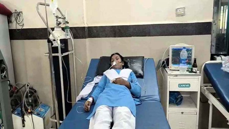 स्कूल में एक के बाद एक बेहोश हुईं पांच छात्राएं, विद्यालय परिसर में मची अफरा-तफरी, एक की हालत गंभीर होने पर जिला अस्पताल रेफर, जांच के बाद होगा खुलासा