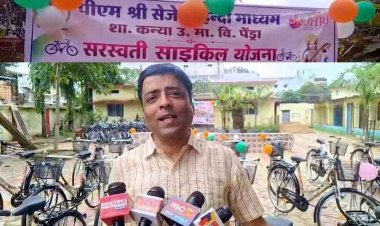 सरस्वती साइकिल योजना में छात्राओं को मिलीं खराब साइकिलें, नगर पालिका अध्यक्ष राकेश जालान-अपने खर्च पर बनवाऊंगा बेटियों की सभी खराब साइकिलें
