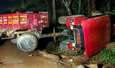 घटारानी में बड़ा हादसा टला, ग्रामीणों से भरी ट्रैक्टर-ट्रॉली का इंजन पलटा, मची अफरा-तफरी, बाल-बाल बची नवापारा क्षेत्र से घूमने पहुंचे लोगों की जान