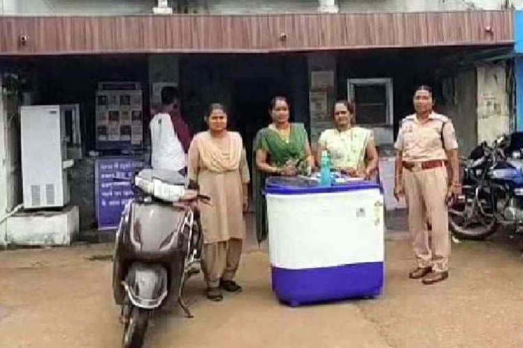 कर्ज की किश्त और ब्याज को लेकर घर से सामान ले जाने का आरोप, दो महिला आरोपी गिरफ्तार, एक्टीवा&वाशिंग मशीन और मोबाइल फोन बरामद