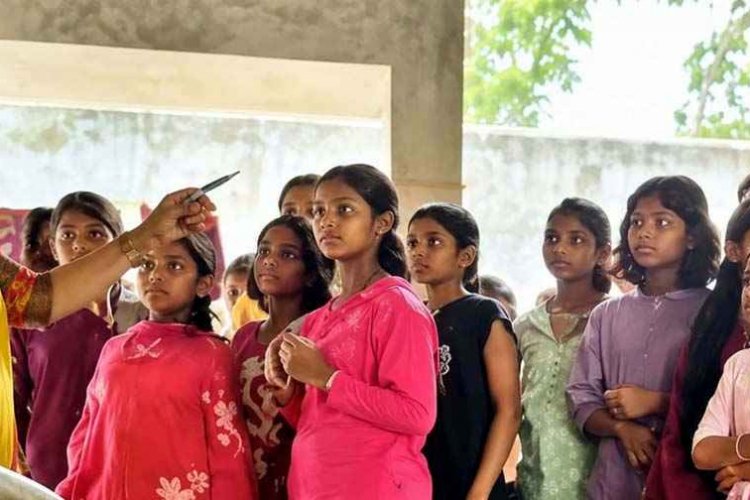 गर्ल्स हॉस्टल में गंभीर आरोप, गार्ड पर बालिका छात्रावास की छात्राओं से वर्दी धुलवाने और मालिश कराने की शिकायत, जांच के बाद होगी कार्यवाही