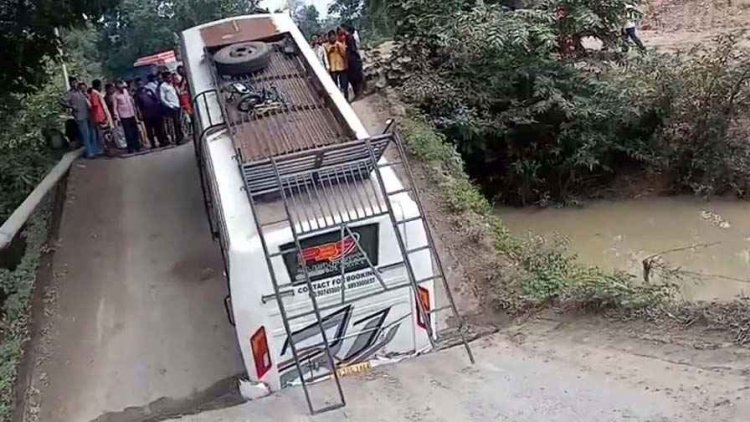 छत्तीसगढ़ में चलती बस के नीचे धंस गई पुलिया, वाहन के गुजरने के दौरान पुल का स्लैब ढहा, बीच पुल पर फंसे 35 यात्री, चालक की सूझबूझ से टला बड़ा हादसा
