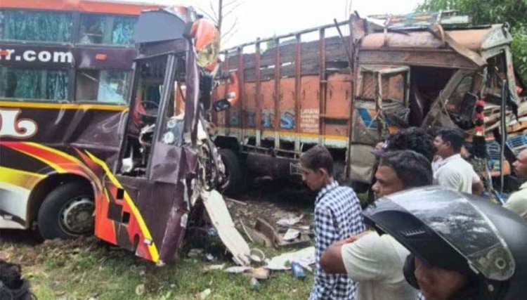 NH-30 पर पुल के पास हादसा, रॉयल बस और ट्रक में जोरदार टक्कर, दोनों चालकों सहित दर्जन भर लोग घायल, अफरा-तफरी का माहौल
