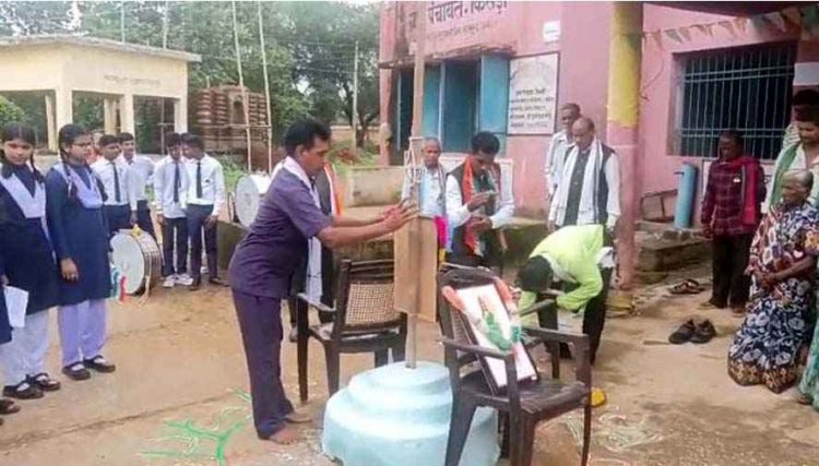 पंचायत भवन में झंडा फहराने के दौरान सरपंच से जातिगत भेदभाव का आरोप, पूरे गांव में आक्रोश का माहौल, SDM और पुलिस में शिकायत, कार्रवाई की मांग