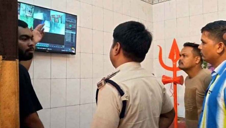 आधी रात पीछे के रास्ते काली मंदिर में घुसे दो चोर, दानपेटी तोड़कर सोने-चांदी के जेवर पार, CCTV से छेड़छाड़ की कोशिश, फिर भी कैमरे में कैद हुए आरोपी