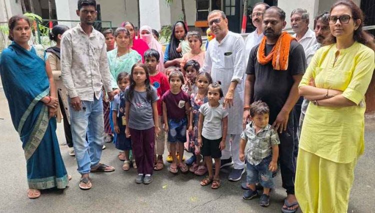 आत्मानंद स्कूलों में LKG पर रोक से भड़का पालकों का आक्रोश, गरीबों के बच्चों से क्यों छीना जा रहा अंग्रेजी शिक्षा का सहारा?, कलेक्टर को सौंपा ज्ञापन