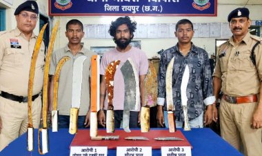 नवापारा में चाकुओं के साथ घूम रहे 3 आरोपी गिरफ्तार, अवैध हाथियारो का जखीरा बरामद, कई बदमाशों ने थाना में जमा कराया अवैध हथियार