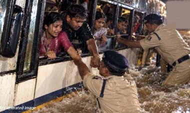 पानी के तेज बहाव में फंसी बस, पुलिस ने 70 यात्रियों को किया सुरक्षित रेस्क्यू, इधर पार्षद जग्गू यादव ने ट्यूब के सहारे बचाई बच्चे और गर्भवती महिला की जान