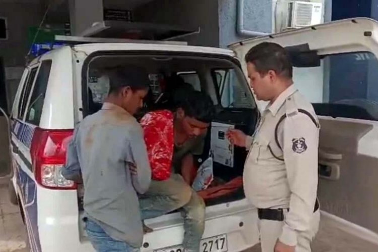 गरियाबंद में कमार युवक ने किया कीटनाशक दवा का सेवन, पुलिस की पेट्रोलिंग टीम ने खबर मिलते ही फौरन अस्पताल पहुंचाकर बचाई जान