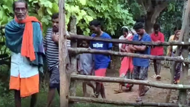 मौत के खौफ से रातों रात घर छोड़ भागे 10 लोग, रिश्तेदारों के यहां आश्रय लेने परिवार हुआ मजबूर, ट्रेक्टर में बैठाकर अधिकारी ने किया रवाना