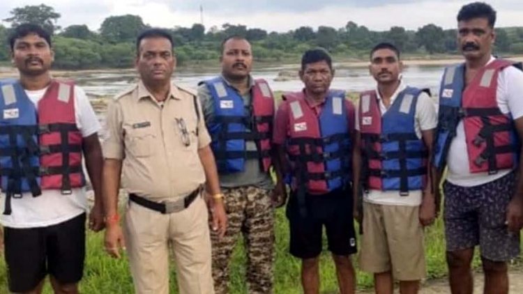 पिकनिक स्पॉट में बड़ा हादसा, नदी में सेल्फी लेते फिसला पैर, कॉलेज के बहे 3 छात्र, बचाने कूदे 2 स्टूडेंट्स भी लापता, तलाश में जुटी एसडीआरएफ की टीम