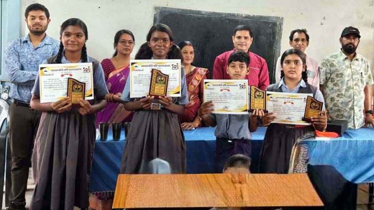 पोडीबहार मिडिल स्कूल में लगी सभापति की पाठशाला, प्रतिभाशाली बच्चों को शील्ड और प्रमाण पत्र देकर किया सम्मानित, समाजसेवी मनमोहन चंद्रा रहे मौजूद