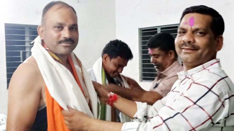 नवागांव में ब्लॉक कांग्रेस अध्यक्ष विनीत बाफना के नेतृत्व में भाजपा कार्यकर्ता द्वारिका साहू और जागेश्वर साहू ने थामा कांग्रेस का हाथ, BJP को लगा झटका